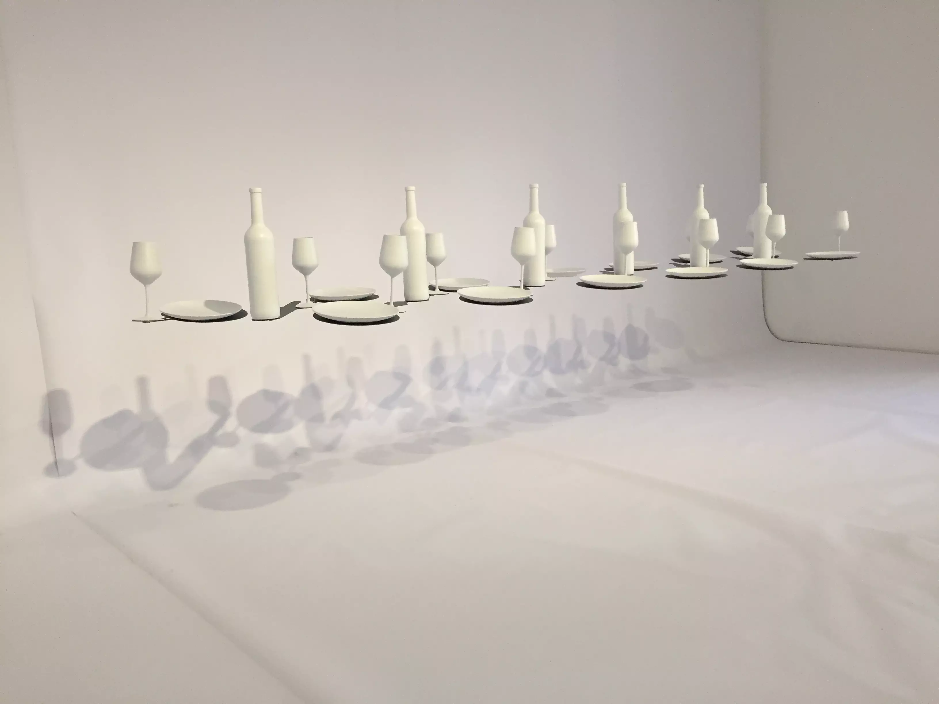 „Last Supper“ der georgischen Biennaleteilnehmerin Tamara Kvesitadze in der Galerie Kornfeld
